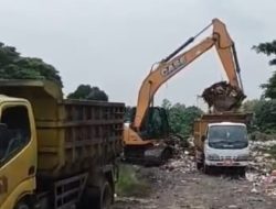 Gerak Cepat, UPT Pengelolaan Sampah Sterilkan Meluapnya Limbah di Pasar Kambing Sumberjo