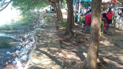 Di Balik Revitalisasi Taman Kartini Rembang, Masih Terselip Sampah yang Berserakan