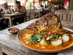 Menikmati Sensasi Pedas Gurih Lontong Kepala Manyung di Pati