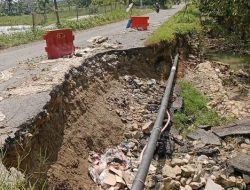 Jalan Dusun Padas Rembang Kian Memprihatinkan,Belum Ada Tanda Perbaikan
