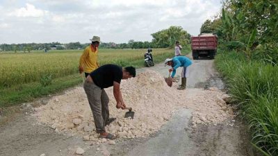 Dinilai Membahayakan Warga Mondoteko Lakukan Pengurukan Jalan Secara Swadaya