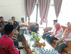 Pramudes Pemdes dan Tokoh Masarakat Sumber Capai Kesepakatan.