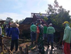 Pemdes Logede Rembang Bersama Lintas Sektor Gotong Royong Pasca Belasan Rumah Diterjang Angin Kencang