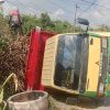 Hindari Motor di Jalan Berlubang, Truk Muatan Tebu Terguling di Krikilan Rembang