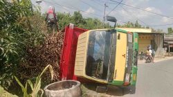 Hindari Motor di Jalan Berlubang, Truk Muatan Tebu Terguling di Krikilan Rembang