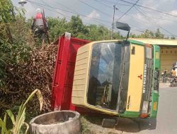 Hindari Motor di Jalan Berlubang, Truk Muatan Tebu Terguling di Krikilan Rembang