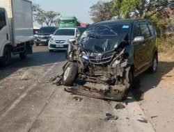 Dihantam dari Depan Usai Salip Truk di Pantura Kaliori, Empat Orang Dilarikan ke Puskesmas