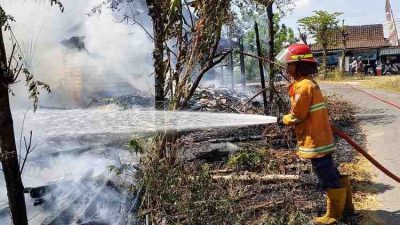 Diduga Akibat Pembakaran Sampah, Rumah dan Kandang Kambing di Kaliori Hangus Terbakar