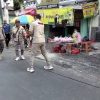 Membahayakan Pengguna Jalan, Satpol PP Rembang Potong Kabel WiFi Menjuntai di Utara Pasar Kota