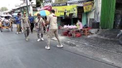 Membahayakan Pengguna Jalan, Satpol PP Rembang Potong Kabel WiFi Menjuntai di Utara Pasar Kota