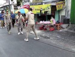 Membahayakan Pengguna Jalan, Satpol PP Rembang Potong Kabel WiFi Menjuntai di Utara Pasar Kota