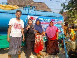 Krisis Air Bersih Sejak Agustus, Warga Mlagen Pamotan Sambut Bantuan Tangki LP3 Rembang