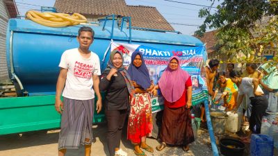 Krisis Air Bersih Sejak Agustus, Warga Mlagen Pamotan Sambut Bantuan Tangki LP3 Rembang
